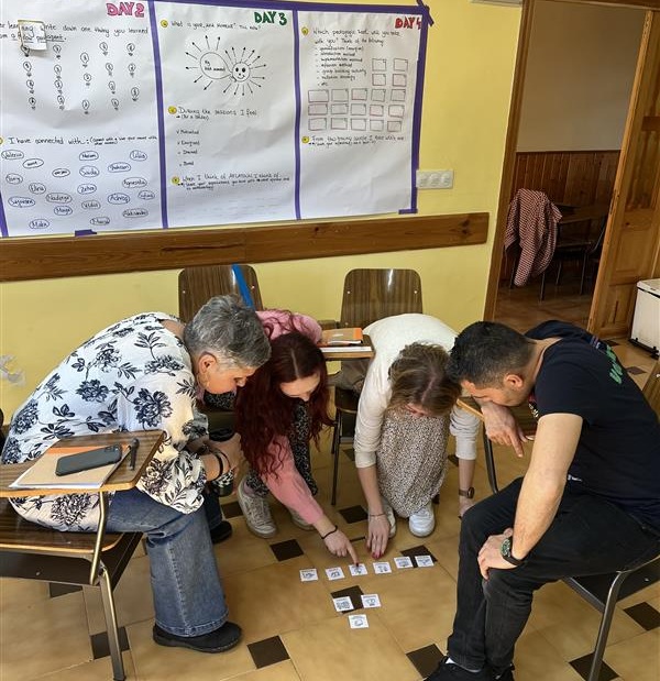 Aflatoun's tweet image. Aflateen Training 🌍

17 youth workers from 10 countries are in #Spain strengthening skills in Social &amp;amp; Financial Education for adolescents (13–16).

Through Aflateen, they’re sharing tools, methods &amp;amp; ideas to empower young people worldwide.

#EducationInnovation #ActiveLearning