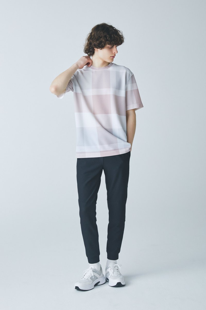 blacklabelcb's tweet image. Tシャツ×トラックパンツで「ブリーズメッシュ」

真夏でも快適なブリーズメッシュのTシャツは、アイコニックなクレストブリッジチェック柄を全面にあしらい存在感のある仕上がりに。ボトムスには同素材のトラックパンツを合わせて。
crestbridge.jp/blogs/story_bl…
#BLACKlab #ブラックラボ