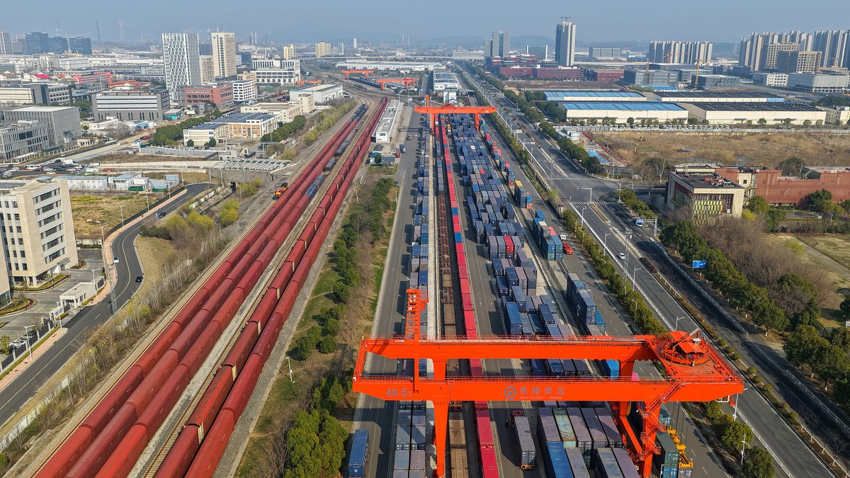 UAperta13275's tweet photo. Consumi, investimenti ed esportazioni, sono questi i tre tradizionali “cavalli” che, nel primo trimestre del 2026, hanno trainato l’economia cinese verso un aumento del Pil del 5,0% su base annua. Un risultato tutt’altro che scontato, raggiunto nonostante un contesto internazionale più complesso e un dato di partenza già elevato. A sostenere l’espansione sono state soprattutto le nuove forze produttive di qualità, l’innovazione e la rapida crescita di settori emergenti. Ma il vero protagonista è stato il miglioramento della domanda interna, che ha creato le condizioni per una crescita più solida e duratura.
Consumi in ripresa. Nel primo trimestre, le vendite al dettaglio di beni di consumo hanno raggiunto i 12.769,5 miliardi di yuan, segnando una crescita del +2,4% su base annua, in accelerazione rispetto al trimestre precedente. Il contributo della domanda interna alla crescita complessiva è balzato all’84,7%, con un aumento di quasi 30 punti percentuali. Segnale incoraggiante arriva anche dalle importazioni di beni di consumo, cresciute del 5,4%: la domanda interna sta lentamente ma concretamente riprendendo slancio.
Investimenti in trasformazione. Gli investimenti fissi hanno toccato i 10.270,8 miliardi di yuan, in aumento dell’1,7%. Le infrastrutture hanno registrato un +8,9%, mentre il settore primario ha fatto segnare un notevole +15,9%. Ma il dato più significativo riguarda gli investimenti ad alta tecnologia, cresciuti del 7,4%: un chiaro segnale della spinta del Paese verso un modello di sviluppo più innovativo e sostenibile.
Esportazioni da record. Il commercio estero di merci ha raggiunto gli 11.840 miliardi di yuan, superando per la prima volta nella storia la soglia degli 11.000 miliardi in un primo trimestre, con una crescita del 15% – il tasso più alto degli ultimi cinque anni. Le esportazioni sono aumentate dell’11,9%, trascinate da prodotti ad alto valore aggiunto come stampanti 3D (+119%), veicoli elettrici (+77,5%) e batterie al litio (+50,4%). Da segnalare anche i treni merci Cina-Europa: 5.460 corse, pari a un +29%, a conferma di un’integrazione commerciale sempre più stretta con il continente europeo.
In sintesi, l’economia cinese continua a correre su più ruote, dove consumi, investimenti ed esportazioni non sono più compartimenti stagni, ma ingranaggi che girano insieme, alimentati da innovazione e apertura competitiva. #economia @michele_geraci