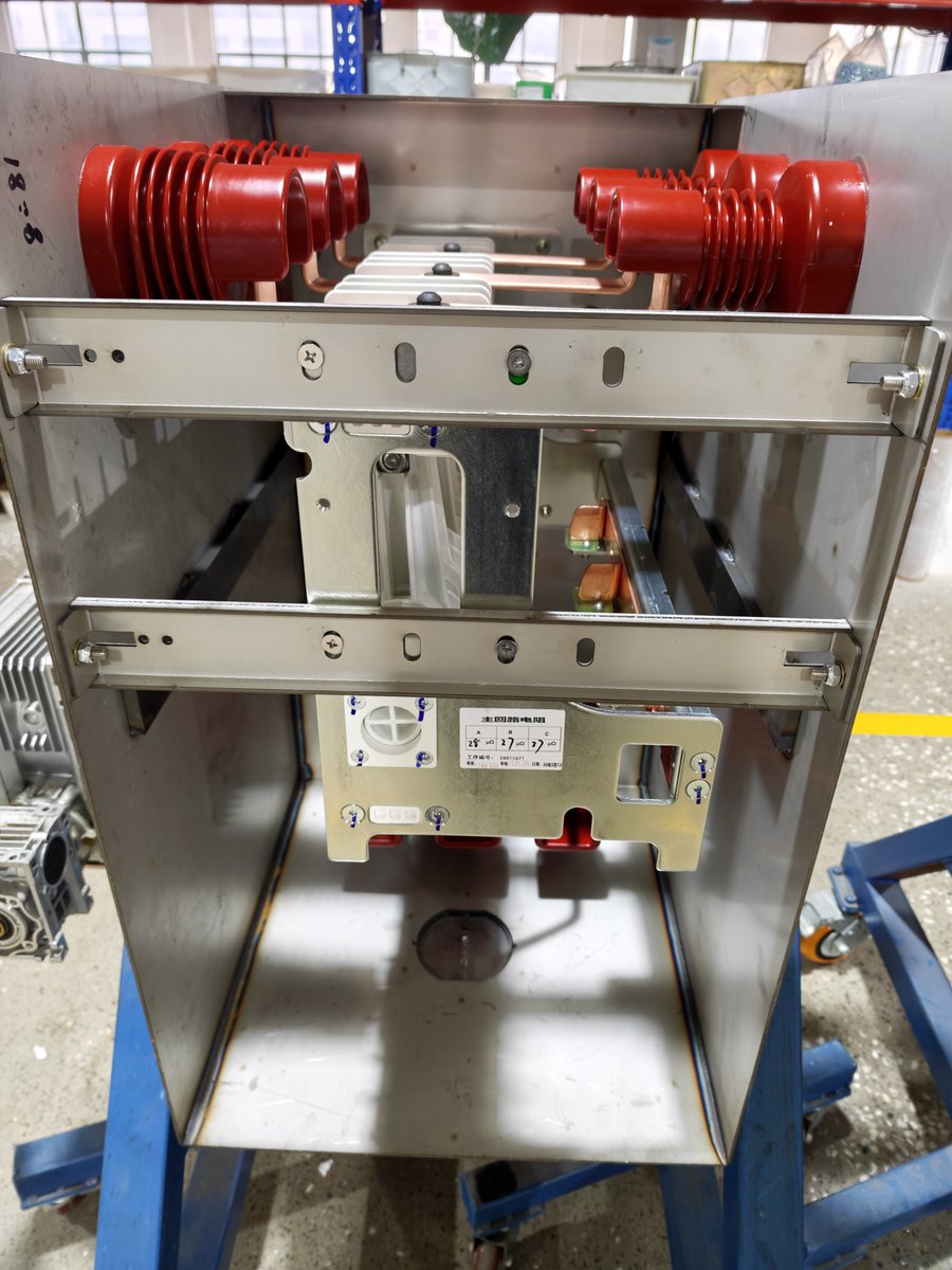 CHNGS123's tweet image. A day at the factory: focused on the precision assembly of high-voltage electrical equipment. The precise connection of every component is a commitment to power safety #HighVoltage #ElectricalEquipment #Switchgear #ElectricalAssembly #PowerEngineering #SmartManufacturing