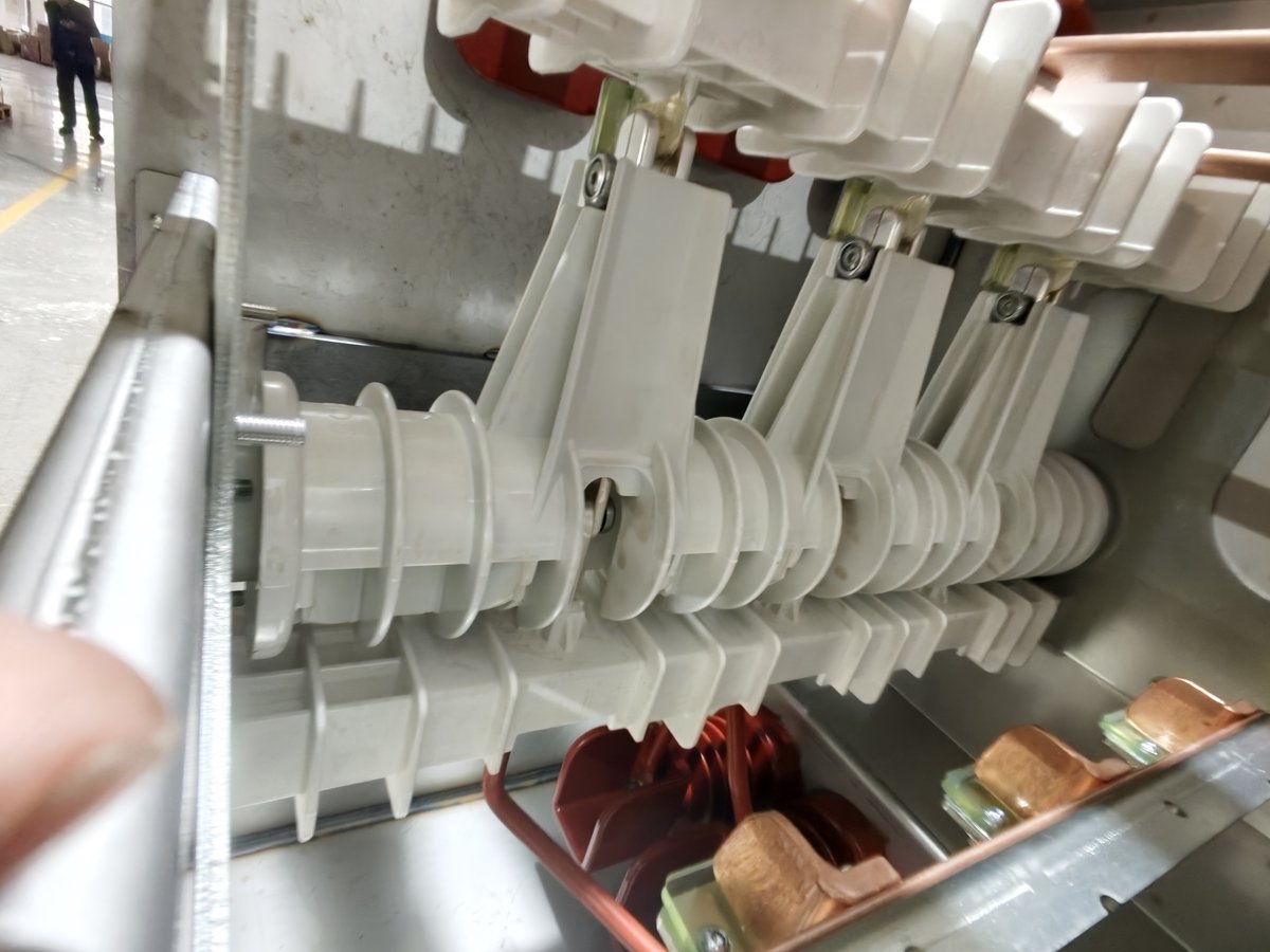 CHNGS123's tweet image. A day at the factory: focused on the precision assembly of high-voltage electrical equipment. The precise connection of every component is a commitment to power safety #HighVoltage #ElectricalEquipment #Switchgear #ElectricalAssembly #PowerEngineering #SmartManufacturing