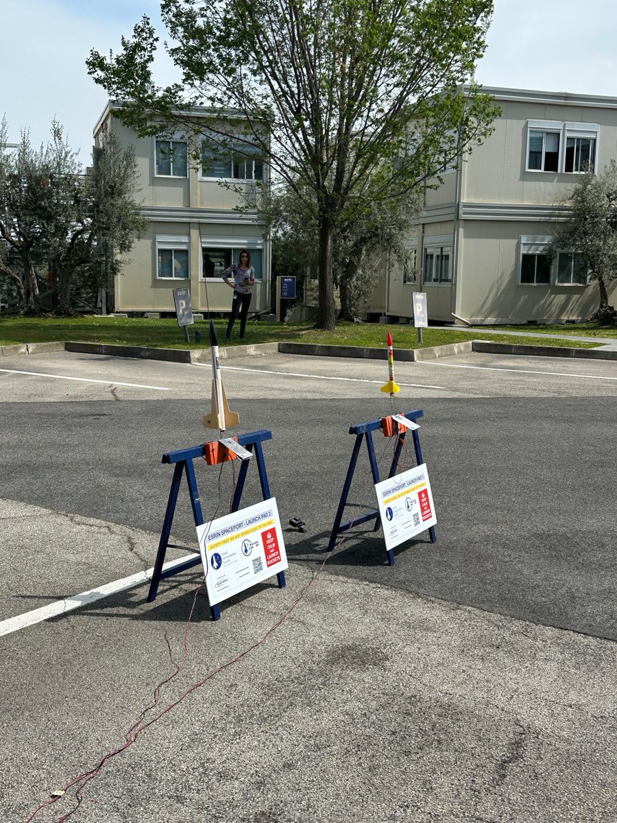 BIS_spaceflight's tweet image. 🚀 Day 4 here at @ESA_Italia with our #Italian members @BIS_Italia for the #ESASchoolDays event all this week!🇮🇹
Happily, local weather conditions are ideal for ‘lofting’ our model rockets, so we have a “GO for launch”, much to the delight of all the many #school #students