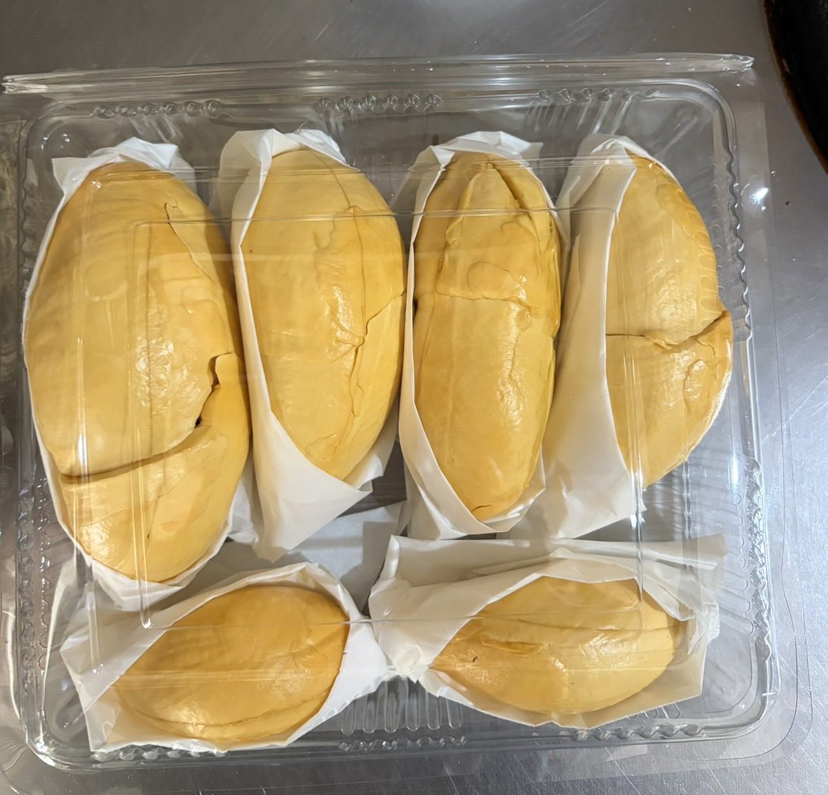 ปีนี้ทุเรียนพวงมณีกับหนามดำ(โอวฉี่)ที่สวนเริ่มทะยอยออก ส่งให้ญาติมิตรชิม ทุกคนบอกว่าอร่อยมากมาย อยากจะขอซื้อแต่ของไม่พอจริงๆ ทุเรียนสวนนี้แค่แจกยังไม่พอเลย 🙂‍↕️🙂‍↕️