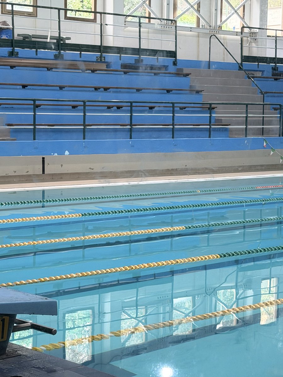 Alonein43672278's tweet image. #photography #swimmingpool #windows #reflex #bleachers