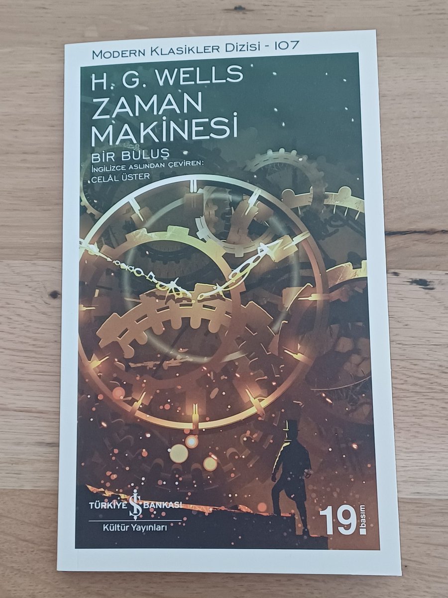 Zaman sadece akıp gitmez…
Onu hayal edenler, geleceği de şekillendirir. ⏳
H. G. Wells’in Zaman Makinesi bugün hâlâ soruyor:
 Gelecek bir ilerleme mi, yoksa bir uyarı mı?
Her sayfa, insanlığın nereye gittiğine dair bir aynadır.
#ZamanMakinesi #BilimKurgu #Okuma #Kitap