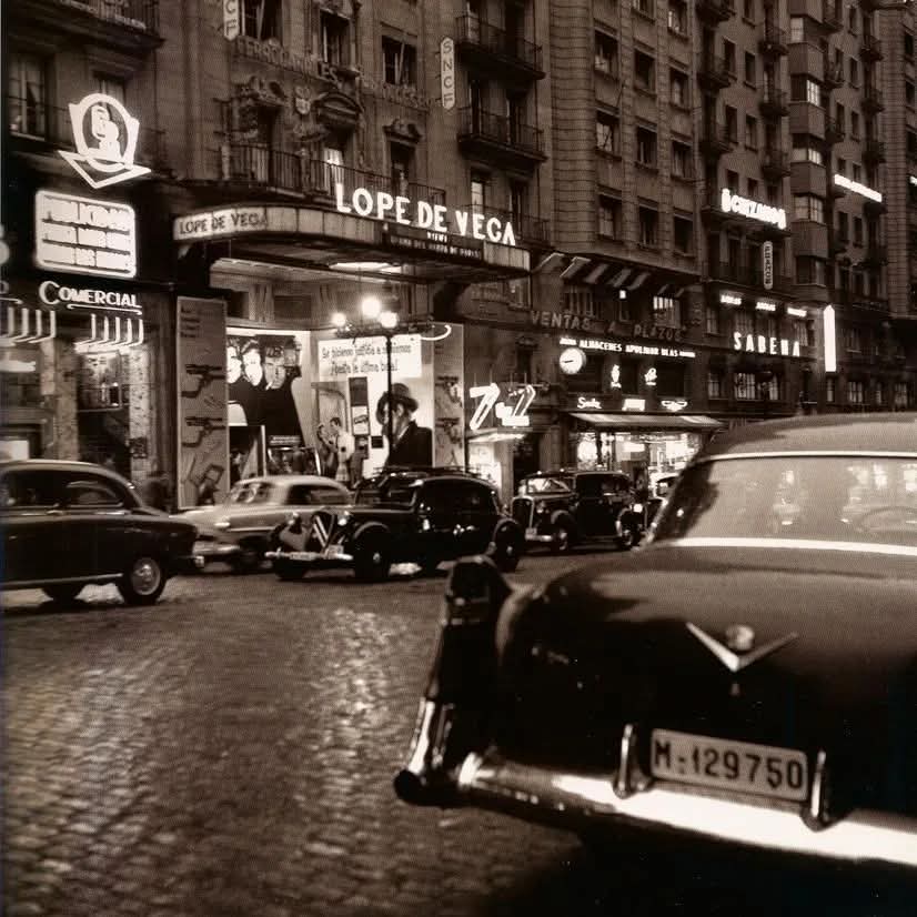 #TalDíaComoHoy, 16 de Abril de 1949, el Teatro Lope de Vega, actual referente del teatro musical en España, fue inaugurado en el número 57 de la #GranVía madrileña.

#teatro #efemérides #Madrid #MadridEnRuta #lopedevega #musicales #teatrolopedevega #16deabril