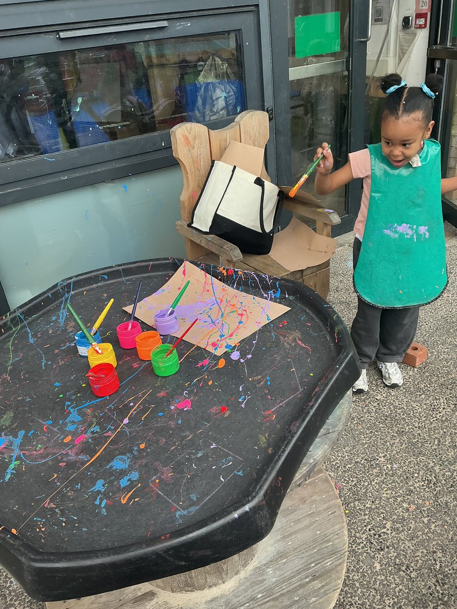 KeppochN's tweet image. This week to celebrate World Art Day the children had fun outdoors creating their own splash paintings, inspired by the work of Jackson Pollock 🎨  #art #creativity @GlasgowEY