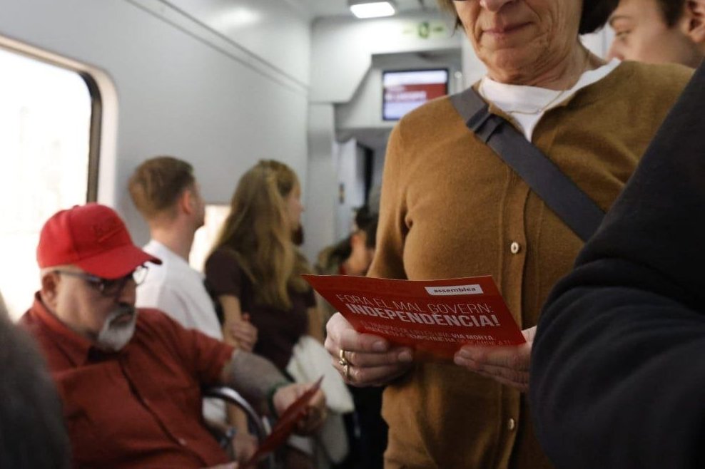 ⬛️⬜️🚆El traspàs de la R1 és una via morta!

Ahir l'@Assemblea vam anar de Mataró a Barcelona per denunciar els costos de continuar sent espanyols.

Denunciem el tracte colonial i la precarietat del sistema ferròviari i RENFE.

Fora el mal govern, independència!