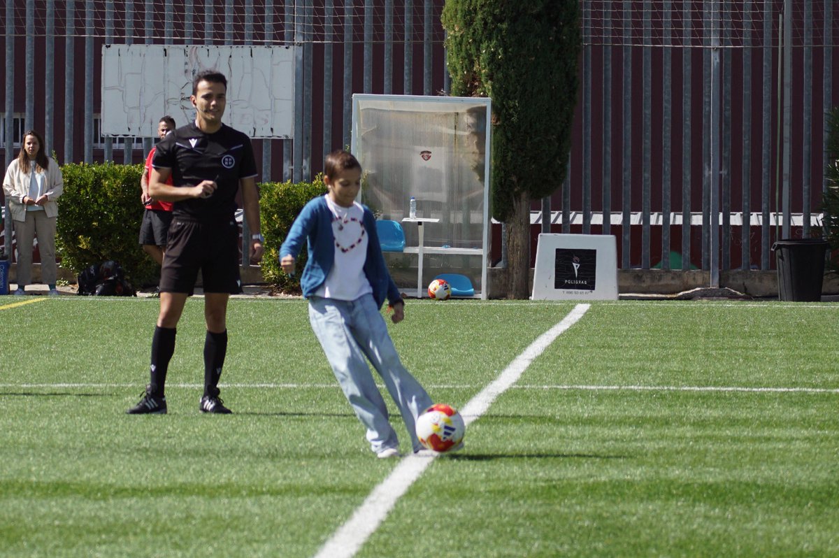 cdsalamancaff's tweet photo. Hoy nos deja María Caamaño Múñez, nuestra Princesa Futbolera Guerrera.

María soñaba con jugar al fútbol. La enfermedad se lo impidió, pero nunca le quitó el amor por este deporte ni la sonrisa con la que lo vivía. 🖤❤️ https://t.co/wW0w6U25Ef