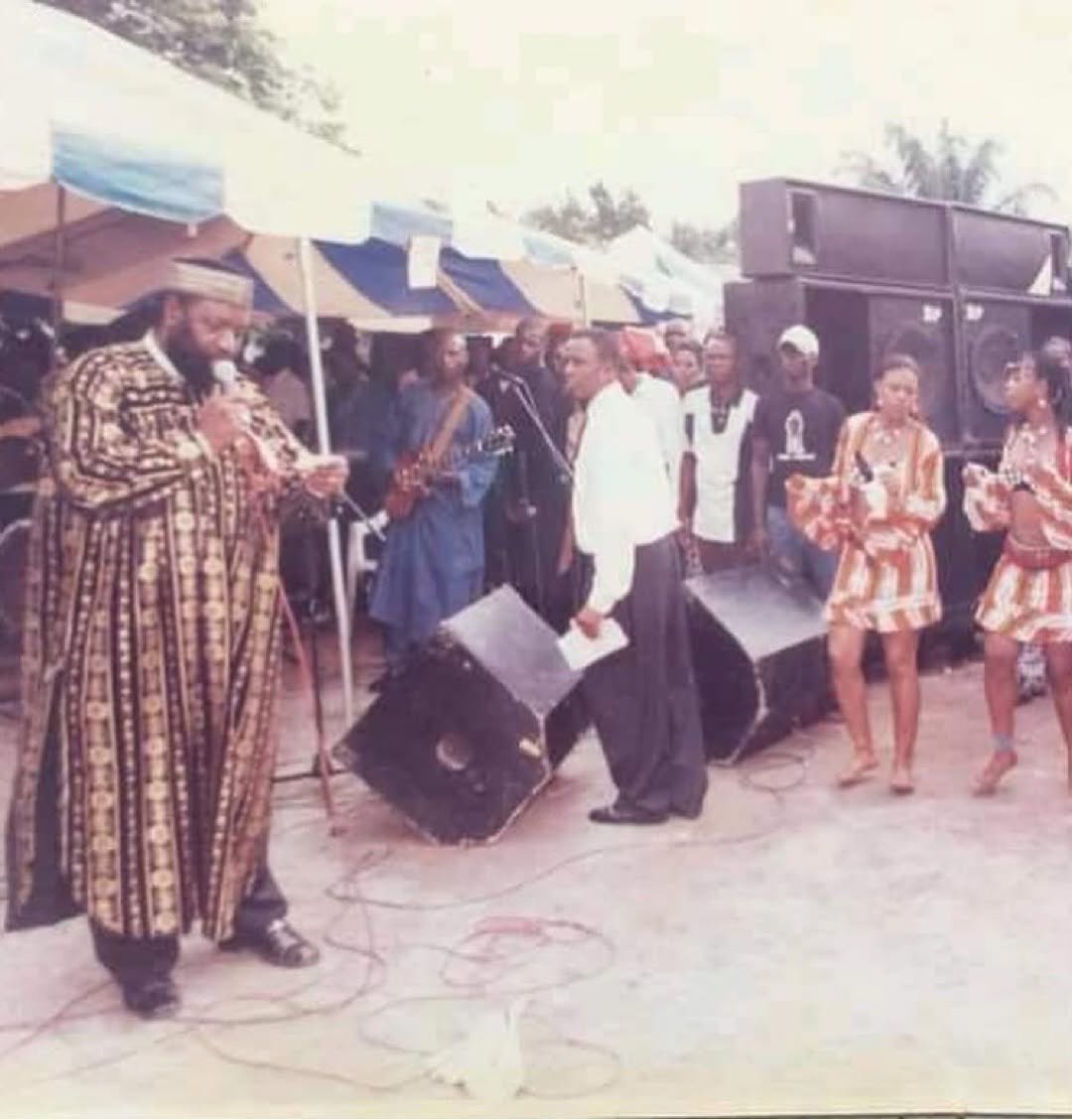 igbodiaries's tweet photo. Today in 2001; Ojukwu and Bianca had their traditional wedding https://t.co/iV0MxmCw7z