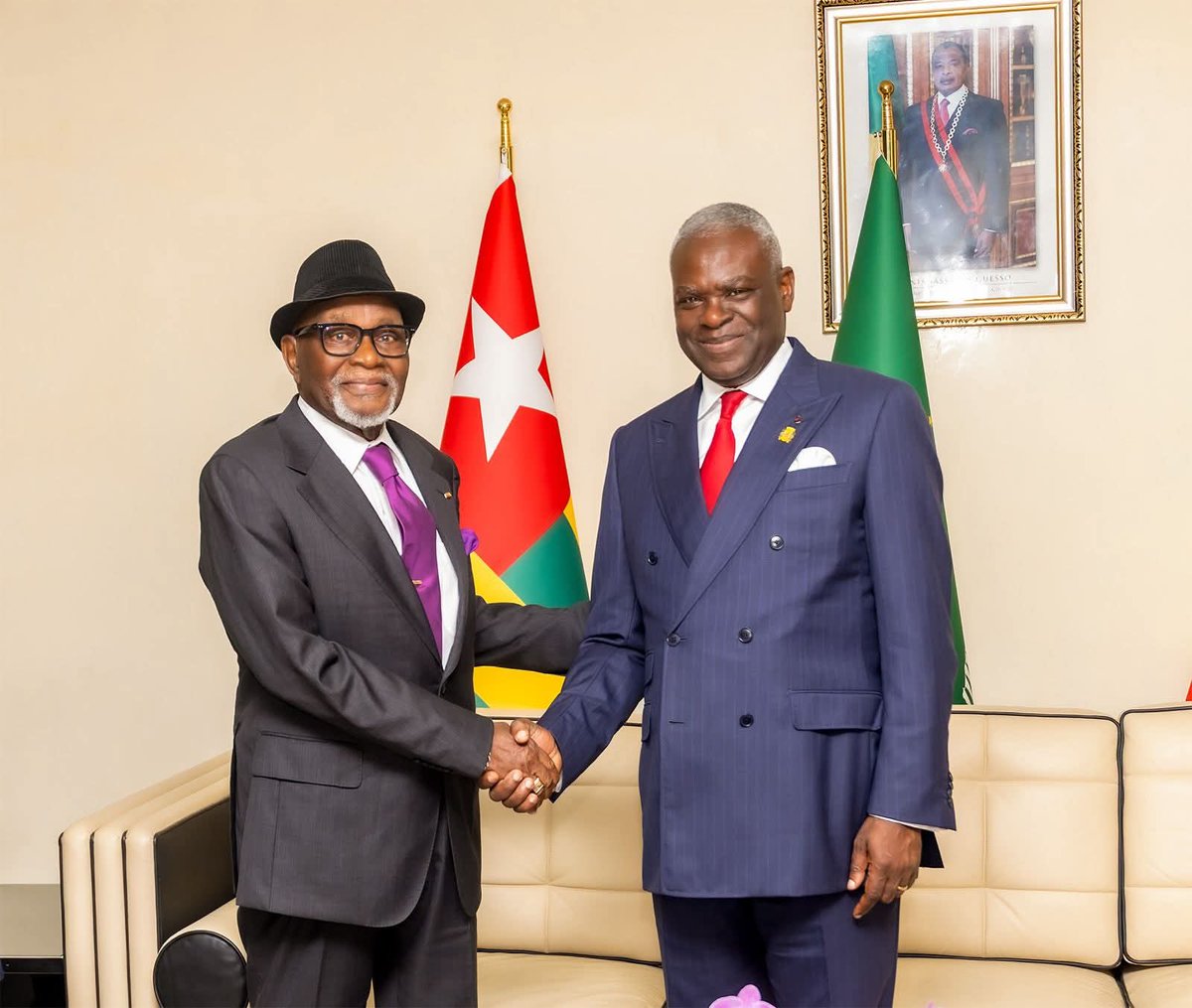 D_Gamedo's tweet photo. Info : Le Président de la #République Togolaise, Jean-Lucien Savi de Tové, est arrivé hier #mercredi à Brazzaville pour prendre part à l’#investiture du Président congolais Denis Sassou N’#Guesso, réélu à la #magistrature suprême de son pays.
À sa descente d’avion, le chef de l’#État a été accueilli par les autorités congolaises dans un #cérémonial empreint de solennité et de #cordialité.