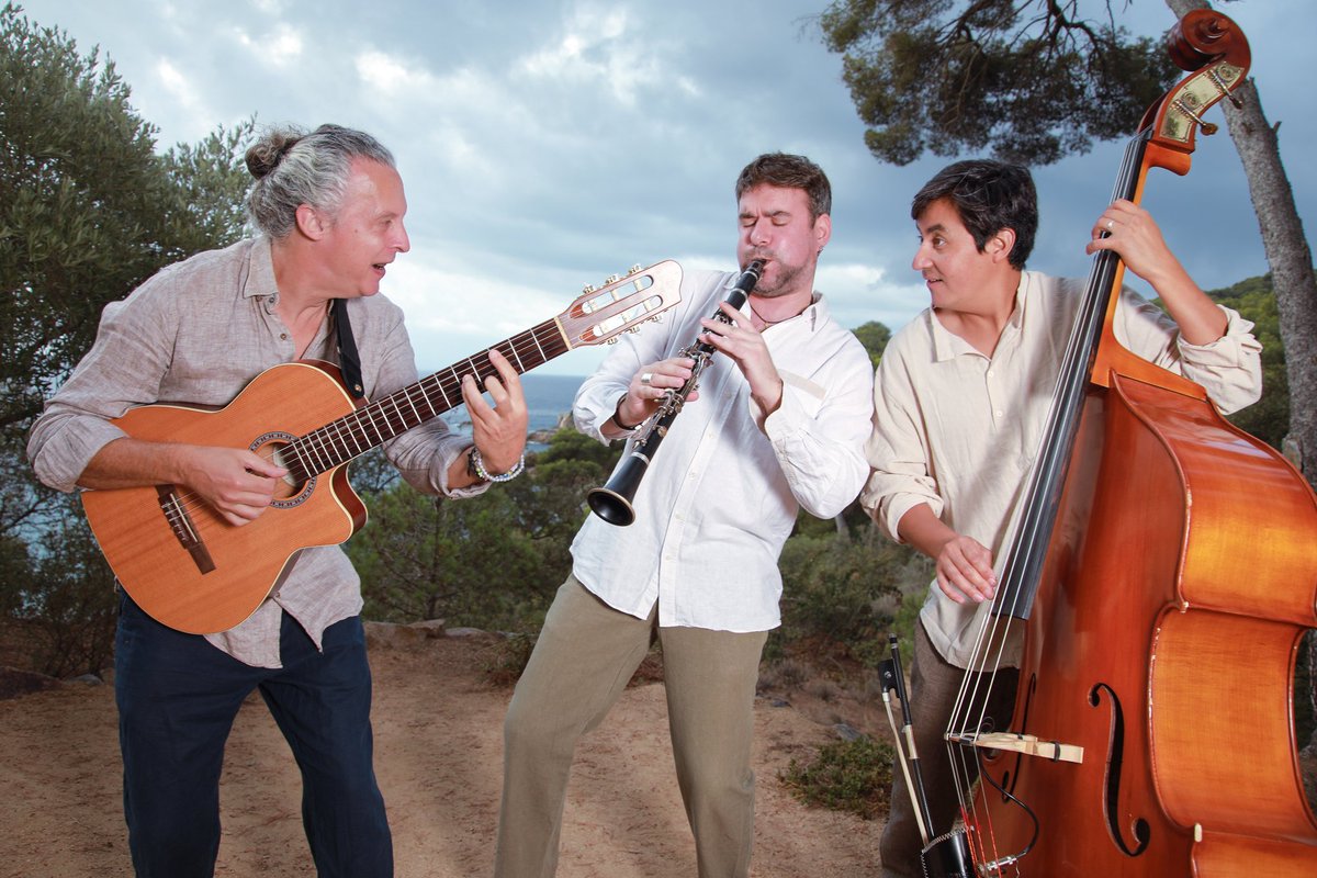 CatKlezmer's tweet photo. Aquest dissabte serem a Platja d’Aro, presentant el nostre primer disc.

Klezmer i músiques del món a les 20:00h a l'església de S’Agaró ☀️

#CatKlezmer #Klezmer #WorldMusic #CatKlezmerTrio #NouDisc https://t.co/zxRKhIjMlj