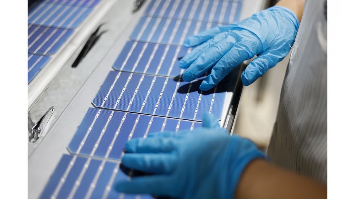 TaiyangNews's tweet image. Suniva has announced plans to establish a new #solar cell manufacturing facility with an annual production capacity of 4.5 GW. With 5.5 GW combined capacity, it will make the company the ‘largest’ of any merchant solar cell manufacturer in the US. #SolarPV taiyangnews.info/markets/suniva…