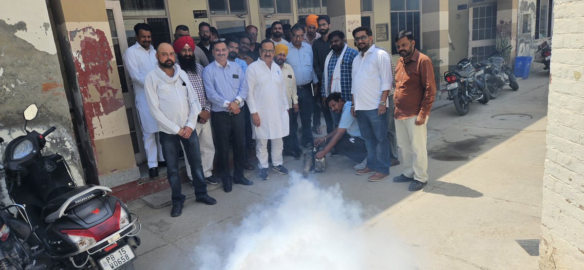 ਅੱਜ ਅਬੋਹਰ ਦੇ ਵੱਖ ਵੱਖ ਇਲਾਕਿਆਂ ਵਿੱਚ ਮੱਛਰਾਂ ਨੂੰ ਖਤਮ ਕਰਨ ਲਈ ਫੌਗਿੰਗ ਮਸ਼ੀਨ ਦੀ ਸ਼ੁਰੁਆਤ ਕਾਰਵਾਈ ਗਈ। ਲੋਕਾਂ ਨੂੰ ਡੇਂਗੂ ਅਤੇ ਹੋਰ ਬਿਮਾਰੀਆ ਤੋਂ ਬਚਾਉਣ ਲਈ ਇਹ ਕਦਮ ਚੁੱਕਿਆ ਗਿਆ ਹੈ। ਲੋਕਾਂ ਦੀ ਸਿਹਤ ਦੀ ਸੁਰੱਖਿਆ ਸਾਡੀ ਪਹਿਲ ਹੈ ਇਸ ਤਰ੍ਹਾਂ ਦੀ ਮੁਹਿੰਮ ਅੱਗੇ ਵੀ ਜਾਰੀ ਰਹੇਗੀ।