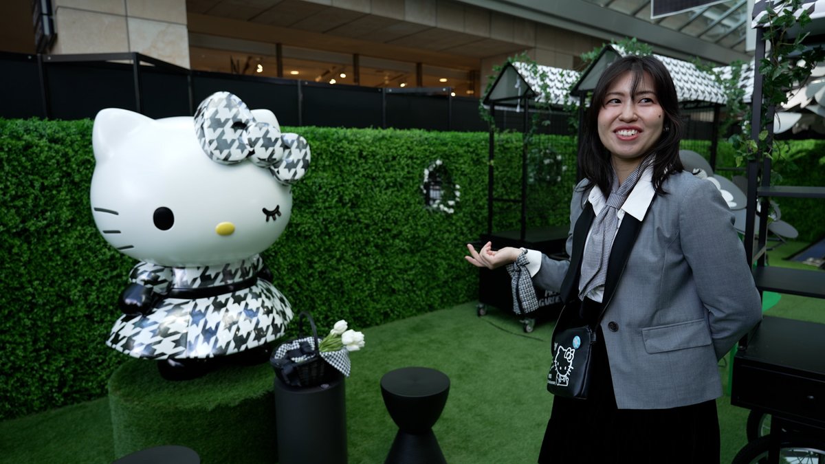 jounetsu's tweet photo. 4月19日(日)よる11時15分放送
MBS/TBS系 #情熱大陸

／
1400回スペシャル
#ハローキティ 次の50年を描く者たち
＼
 
「カワイイだけでは先はない」

ハローキティのプロデューサー
皆川真穂はそう言い切った。

赤いリボンにつぶらな瞳。
キティは、日本のサンリオが生んだ
世界的な“カワイイ”の象徴だ。
 
誕生から半世紀が過ぎた今、
老若男女に愛されるその人気者は
さらなる進化を求められている。

今回、社員でもめったに入ることのないという
デザインの現場に、初めて取材が許された。