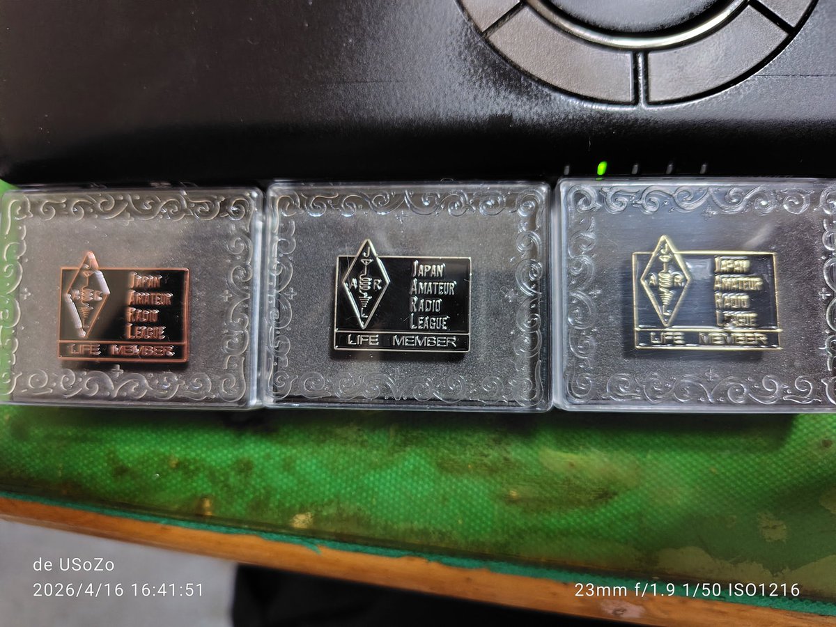 #JARL の #ライフメンバー 会費を継続している会員宛の「金色バッジ」が届いた。9年目の銀色と12年目の金色、光の反射具合では区別がつき辛い。尚、使う場面はほぼ皆無。