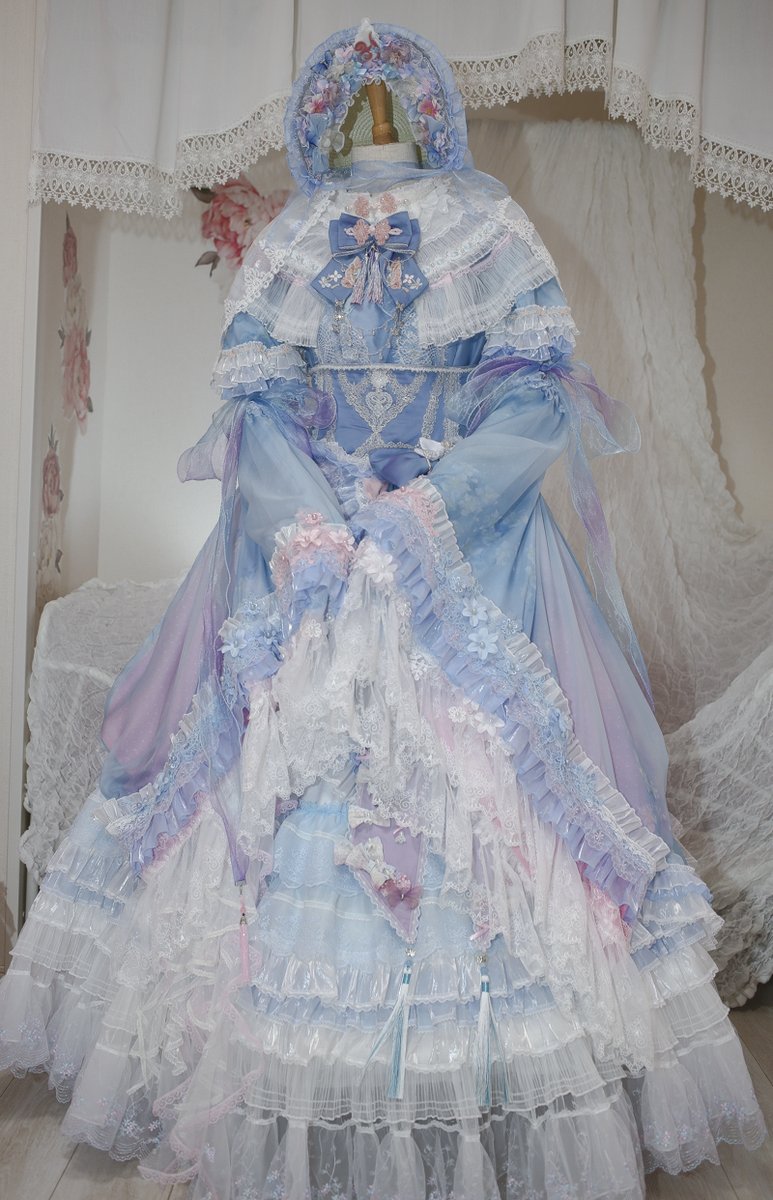 sasara_miyako's tweet photo. 依頼主様のご厚意でこちらのドレスを東方華装展にて展示させていただくことになりました。ぜひ展示会にてドレスの細かい部分まで直接ご覧いただけたら幸いです。作ってみたかった友達同士のお揃いドレスです！
#東方華装展
#東方華装展2026 https://t.co/OB7aK8ycOv