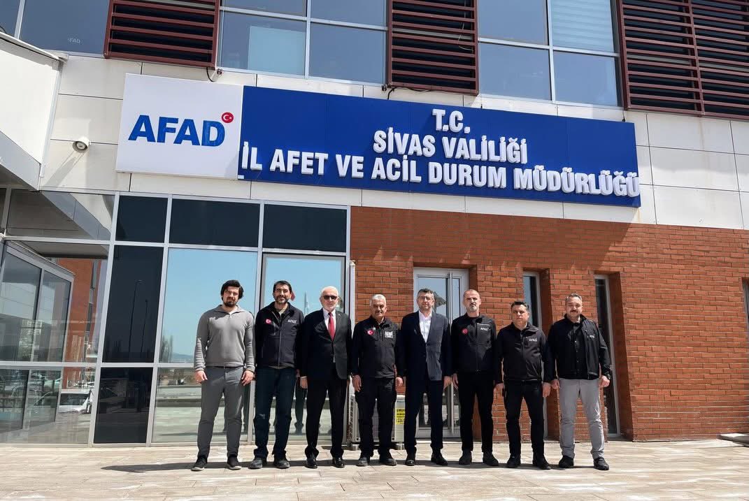 BayndrMemurSen's tweet photo. Genel Başkan Yardımcımız Levent Tosun, Sivas AFAD İl ve Birlik Müdürlüğü’ne ziyaret gerçekleştirdi.

Tosun, İl Müdürü’ne hayırlı olsun dilekleri iletirken, gerçekleşen ziyaret kapsamında kurum çalışanlarıyla bir araya gelerek Bayındır Memur-Sen’imizin elde ettiği kazanımlar hakkında bilgilendirmelerde bulundu ve karşılıklı istişareler gerçekleştirdi.

Program sonunda, İl Müdürü ile kurum çalışanlarının nazik ev sahipliği ve sendikamıza gösterdikleri ilgi ve alakadan dolayı teşekkür edildi.