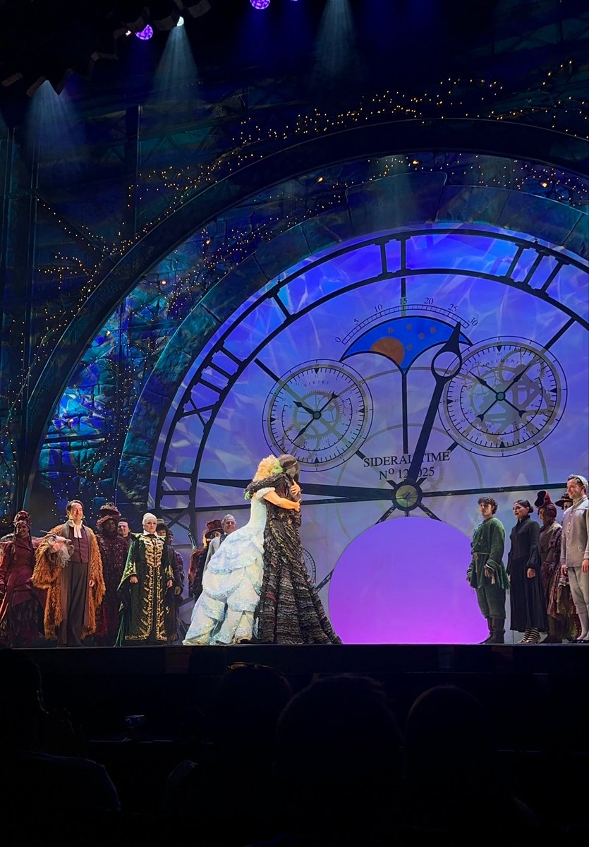 ts13han's tweet photo. wicked on west end 🫧🩷🧹💚 https://t.co/ulIn3CCPEX