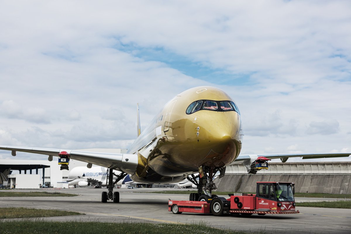 CrdTest2026's tweet image. その姿は、世界を驚かせるゴールド🌟 

シルバーに続き「STARLUX AIRSORAYAMA GOLD」B-58554が塗装完了！
 まばゆい輝きをまとった #A350_1000 が、まもなく大空へ羽ばたきます 📷 

#STARLUX #AIRSORAYAMA