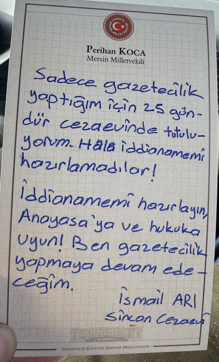 Gazeteci #İsmailArı’yı Ankara/Sincan Cezaevi’nde ziyaret ettim.

25 gündür siyasi saiklerle cezaevinde rehin tutulan İsmail Arı’dan çağrı var:

“Sadece gazetecilik yaptığım için,
 25 gündür cezaevinde tutuluyorum.
Hala iddianamemi hazırlamadılar!
İddianamemi hazırlayın!
Anayasaya