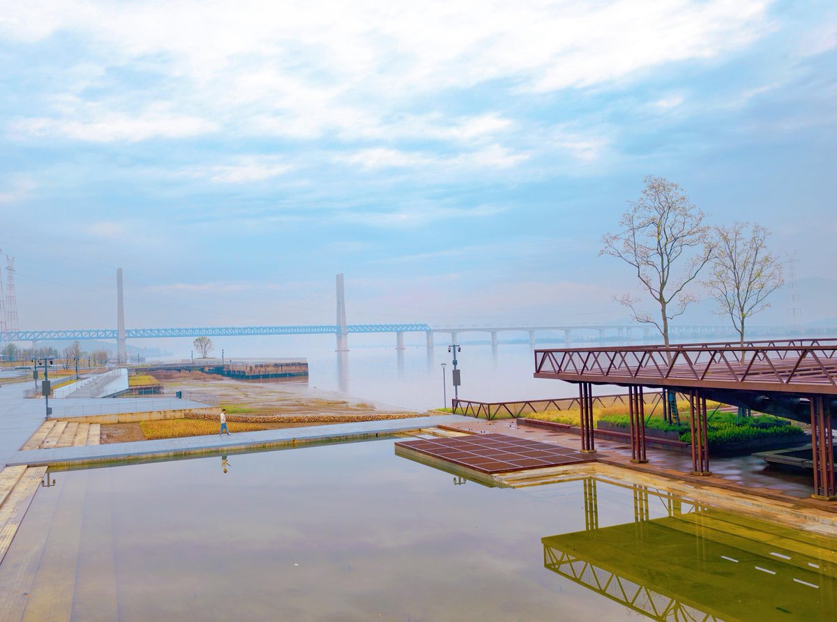 InJiaojiang's tweet image. Jiaojiang’s riverside is blooming with life this April! The newly renovated public space is the perfect place to relax, enjoy nature, and soak in the spring air. 🌳🌼 #InJiaojiang #SpringVibes #UrbanRevitalization #JiaojiangRiverside #PublicSpaces #AprilInChinae