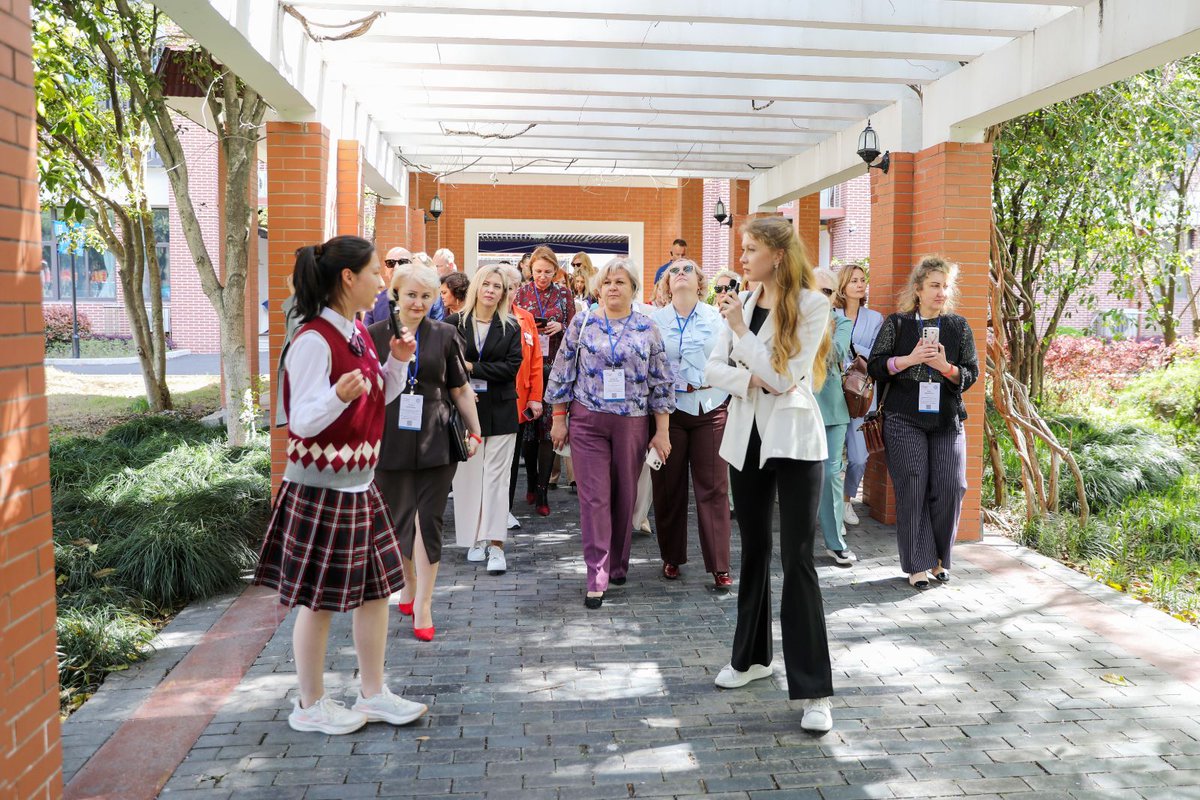 VisitSongjiang's tweet image. A delegation of nearly 40 Russian educators from Moscow Oblast visited a high school in #Songjiang  recently to exchange views on #scienceeducation, as China and Russia gear up for a two-year #education partnership. #visitshanghai