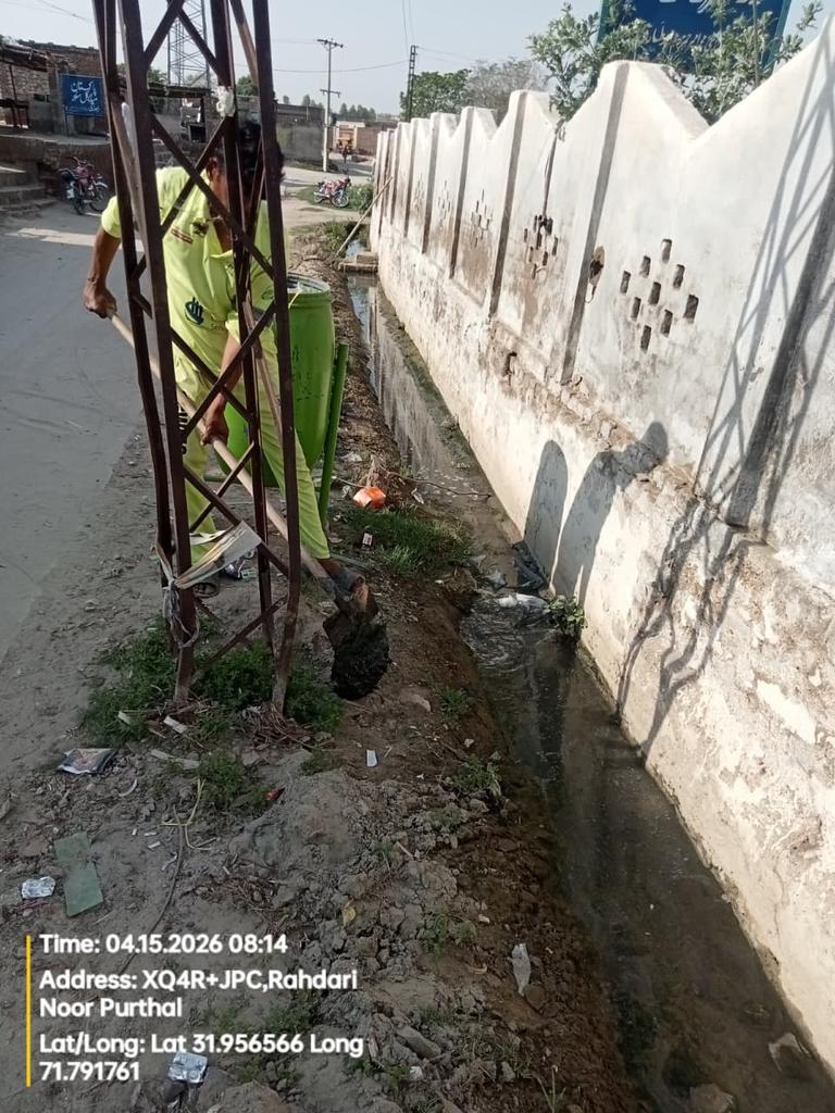 norpurthalsgwmc's tweet image. ڈیسلٹنگ:
نالوں کی صفائی کے ذریعے پانی کی روانی کو بہتر بنایا جا رہا ہے
#suthrapunjab
#cleanpunjab 
#greenpakistan 
#Pakistan 
#SGWMC