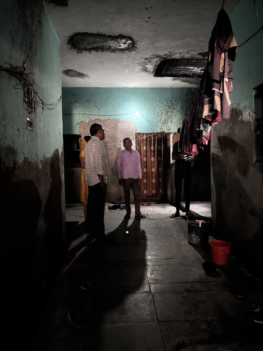 सुप्रीम कोर्ट के वकील विराग गुप्ता लिखते हैं कि उप्र में विधायकों का भत्ता 12 साल में चार गुना हो गया..इस वक्त विधायकों को सब मिलाकर 2.96 लाख रुपए महीने में मिलता है..ऊपर से मंहगाई भत्ता भी उनको मिलता है…अब अगर हम वर्तमान विधायकों के भत्तों पर नज़र डालें 
यूपी सरकार ने पिछले साल