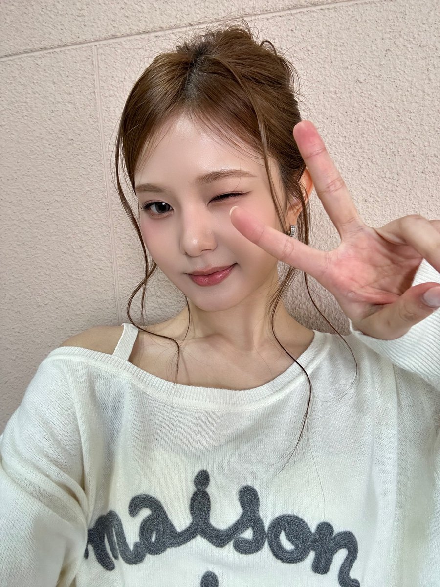 [📸]

260416 아리랑TV 'K-Culture Dive’ 완료💘

세계적인 방송에서 키라스에 대해 이야기할 수 있어 
뜻깊고 즐거운 시간이었습니다 감사합니다!😊

#KIIRAS #키라스