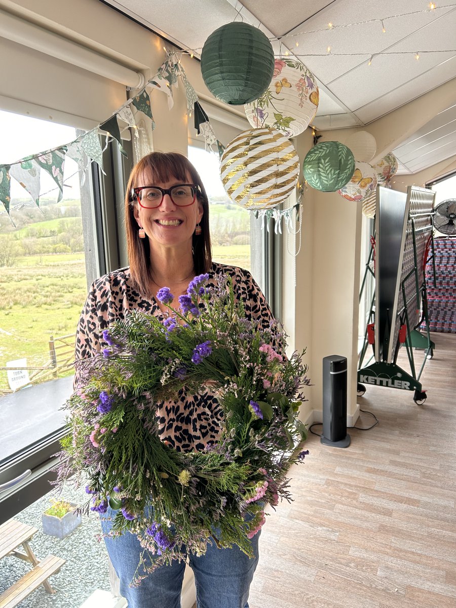 togetherwecanFR's tweet image. The Boss &amp;amp; Babs had a lovey afternoon yesterday at @gatherennerdale with Helen's Herbs making spring wreaths, thank you for such a relaxing afternoon out of the office!

#SpringVibes #WreathMaking #MindfulCrafting #SpringWreaths #WorkplaceWellbeing