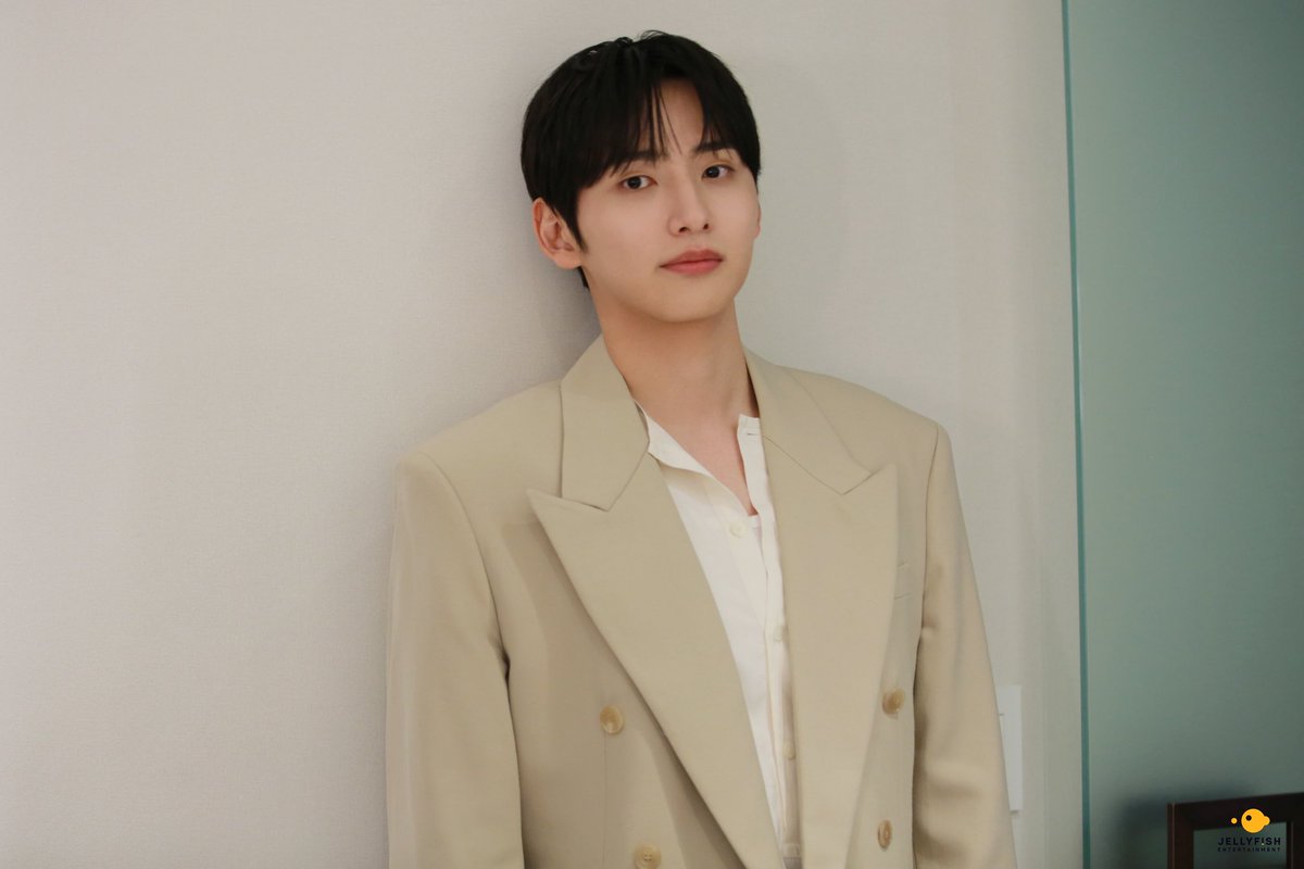 jellyfish_ent's tweet photo. [#김동규 _ NOTICE]

띵동💌 김동규 배우의 '로맨스의 절댓값' 
제작발표회 사진이 도착했습니다!

두근두근 #윤동주 만나기까지 D-1
4월 17일 (금) 오후 8시 쿠팡플레이 첫 공개❗️
모두 잊지 말고 본방사수해 주세요🩷

#KIMDONGKYU
#로맨스의절댓값 
#젤리피쉬 #JELLYFISH https://t.co/QiYgbcfMbM