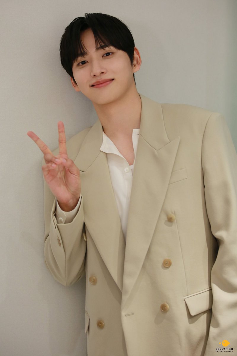 jellyfish_ent's tweet photo. [#김동규 _ NOTICE]

띵동💌 김동규 배우의 '로맨스의 절댓값' 
제작발표회 사진이 도착했습니다!

두근두근 #윤동주 만나기까지 D-1
4월 17일 (금) 오후 8시 쿠팡플레이 첫 공개❗️
모두 잊지 말고 본방사수해 주세요🩷

#KIMDONGKYU
#로맨스의절댓값 
#젤리피쉬 #JELLYFISH https://t.co/QiYgbcfMbM