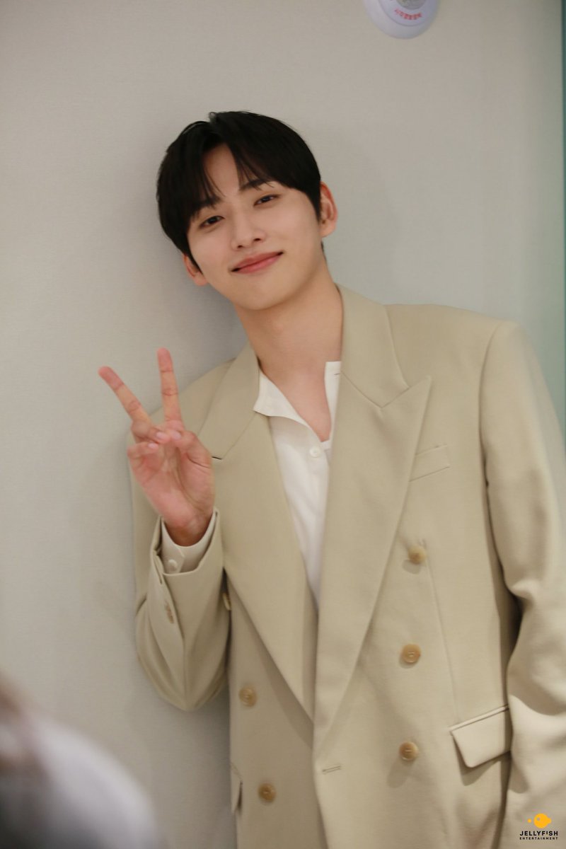 jellyfish_ent's tweet photo. [#김동규 _ NOTICE]

띵동💌 김동규 배우의 '로맨스의 절댓값' 
제작발표회 사진이 도착했습니다!

두근두근 #윤동주 만나기까지 D-1
4월 17일 (금) 오후 8시 쿠팡플레이 첫 공개❗️
모두 잊지 말고 본방사수해 주세요🩷

#KIMDONGKYU
#로맨스의절댓값 
#젤리피쉬 #JELLYFISH https://t.co/QiYgbcfMbM