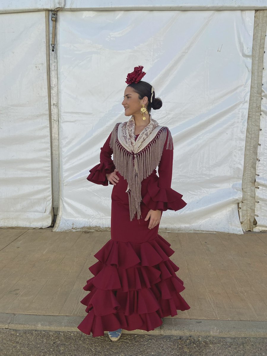 Un año más reiterando que en Málaga no tenemos moreno céntimo porque nuestra feria cae en verano y tenemos moreno natural. 
🌹🫢🖤❤️