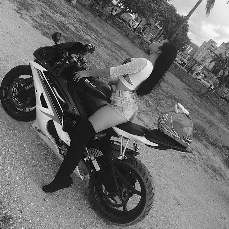 MoreMotorcycles's tweet image. #Yamaha R6
#BikerGirl 
#BlackAndWhite