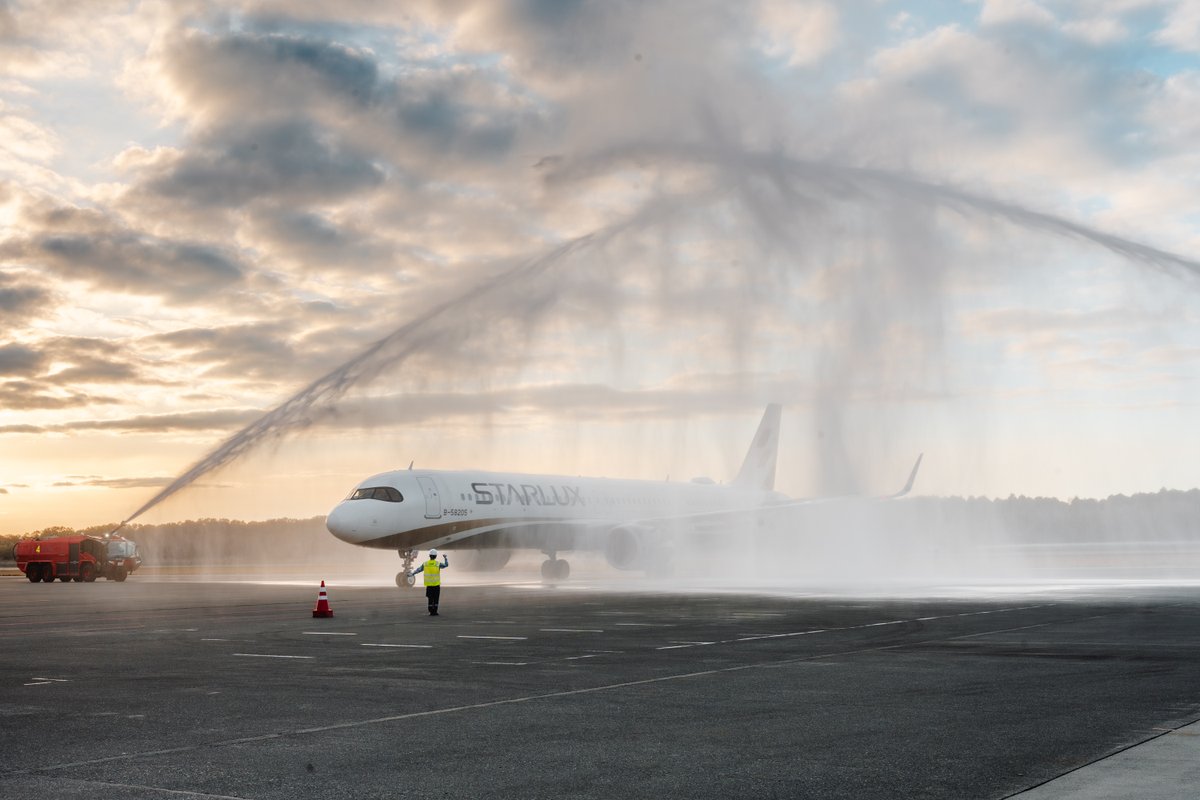 CrdTest2026's tweet image. ＜熊本＝台中＞線が就航しました㊗️

 熊本国際空港の山川秀明社長、熊本県の木村敬知事、県議会の内野幸喜議長とともに、鏡開きで安全運航を祈願しました。
 #くまモン もお祝いに駆けつけました！次の台湾出張のときは、台中にも来てはいよ〜📷

#STARLUX #LuxuryBeyondHorizons