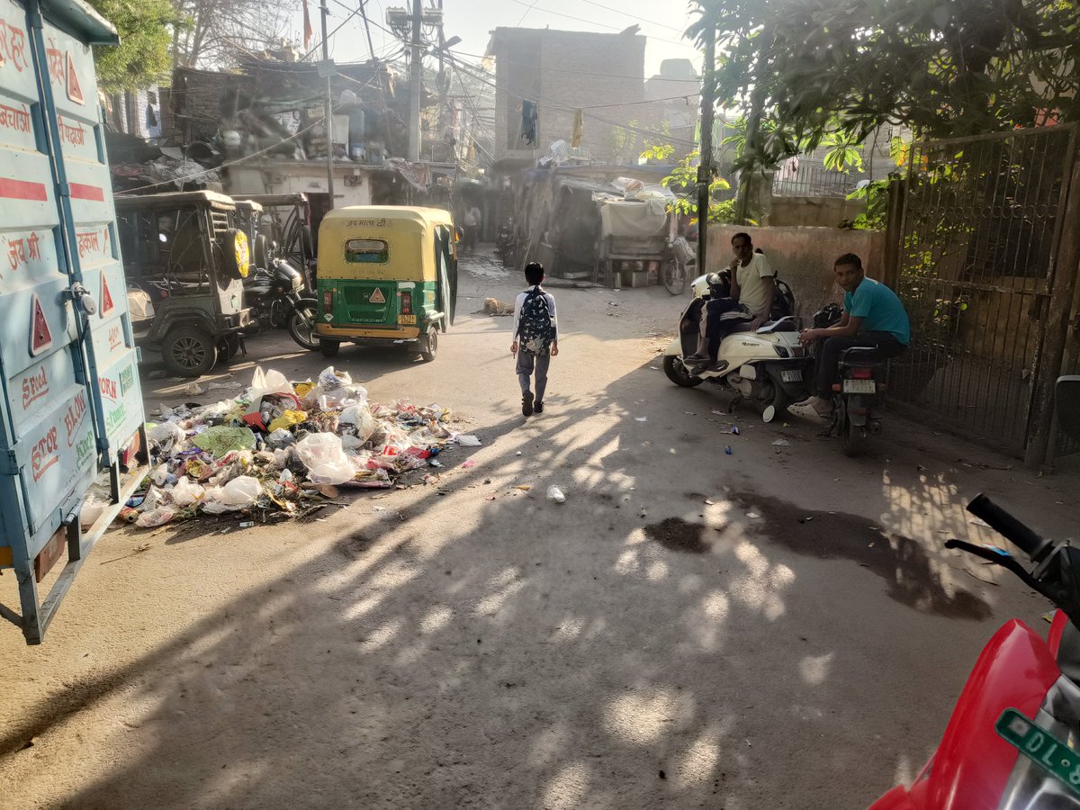 gauravcomplex's tweet photo. @gupta_rekha @MCD_Delhi @SBM_MCD @LokNiwasDelhi please help us , Garbage in front of our house BG-1, we tried to complaint to MCD personal , but no action https://t.co/rZwt9CZn6v