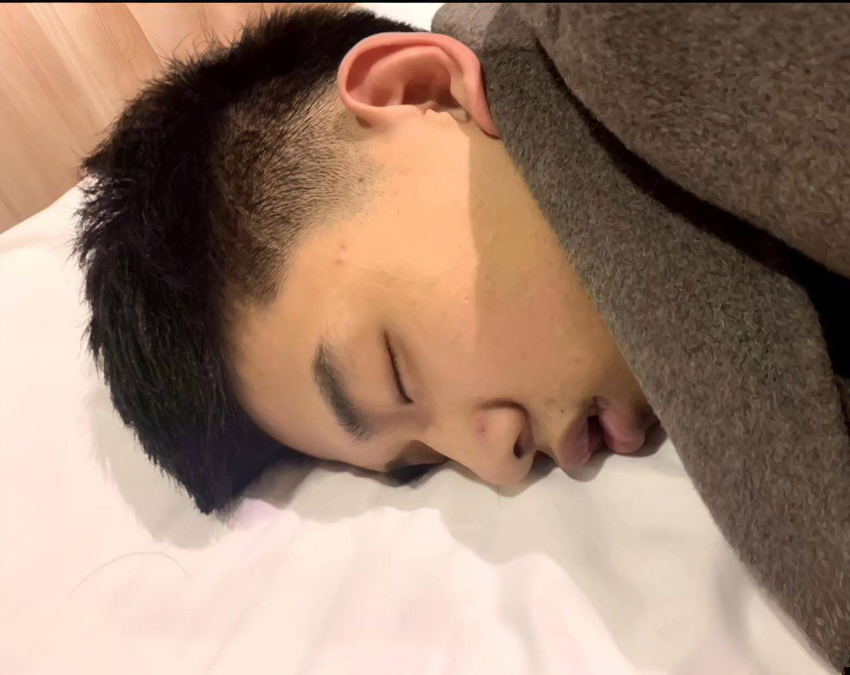 LW968's tweet photo. 旅游结识帅气直男，撸串时趁他不注意直接下料/迷wan，未开发过的处处一枚，ju部紧实，一边玩牛子一边搞局部开发 https://t.co/V9LuFKnPZg
