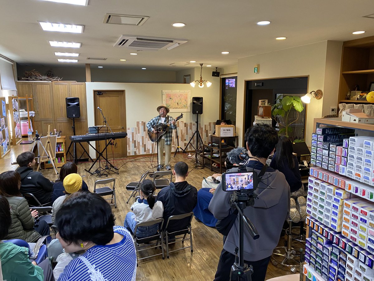 昨晩は
エンルーチェさんの移転前のセレモニー。
昼に少し、
夜にも歌わせて頂きました。
僕が最初に歌わせていただいたそうで
最後も僕が歌わせていただき光栄です。
素敵な縁が広がる
エンルーチェさん
ありがとうございました♪