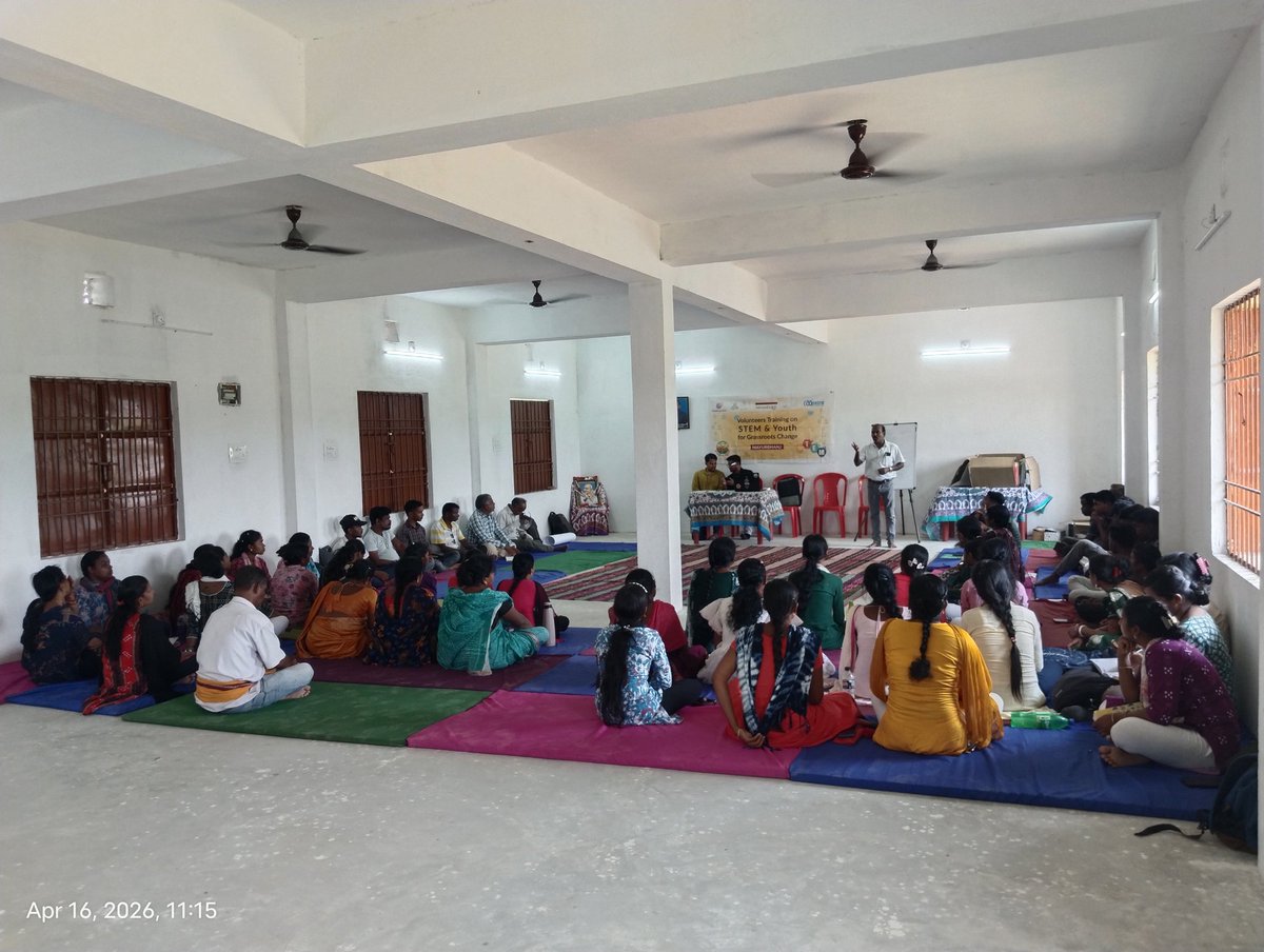 JjmMayurbhanj's tweet image. Volunteers’ Training on #STEM &amp;amp; Youth for #Grassroots_Change by #JJM_Mayurbhanj. As a follow-up, volunteers will conduct #Summer_camps during summer vacations, helping students explore STEM through fun #learning, creativity, and practical activities at the grassroots level.
