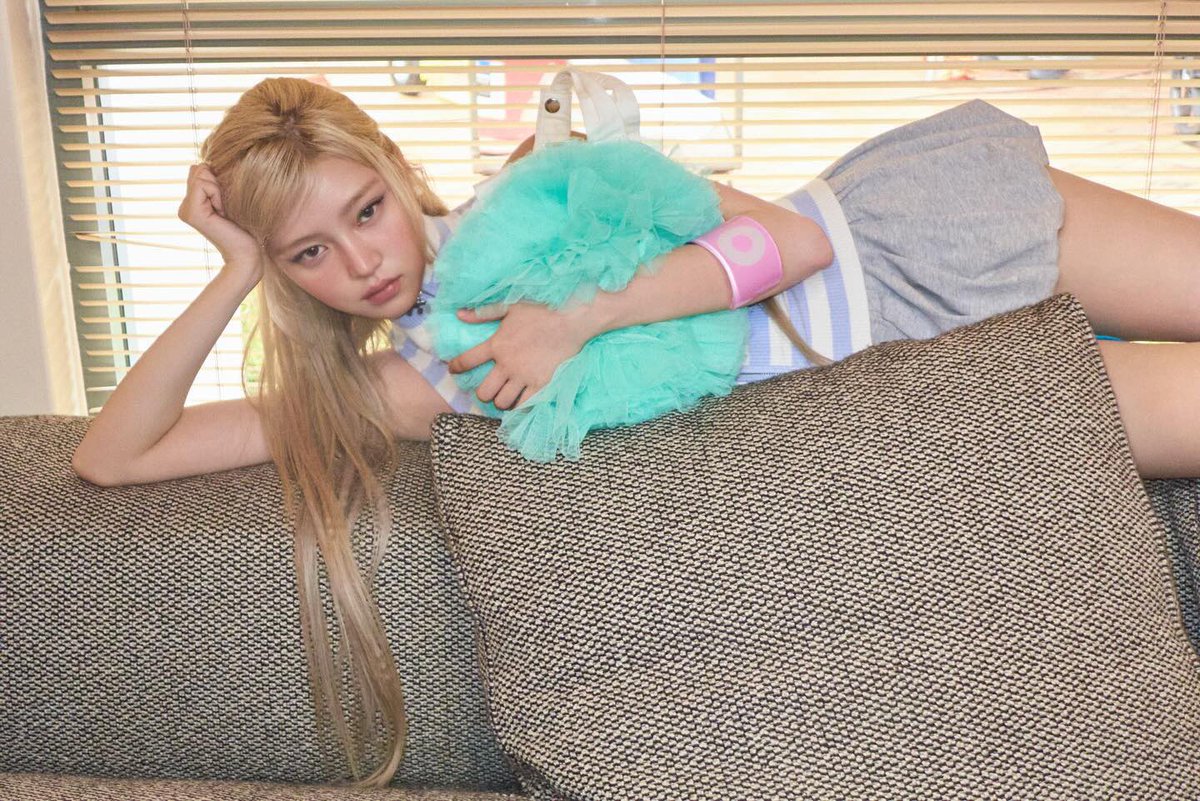 love how the stylist always giving haum iconic accessories