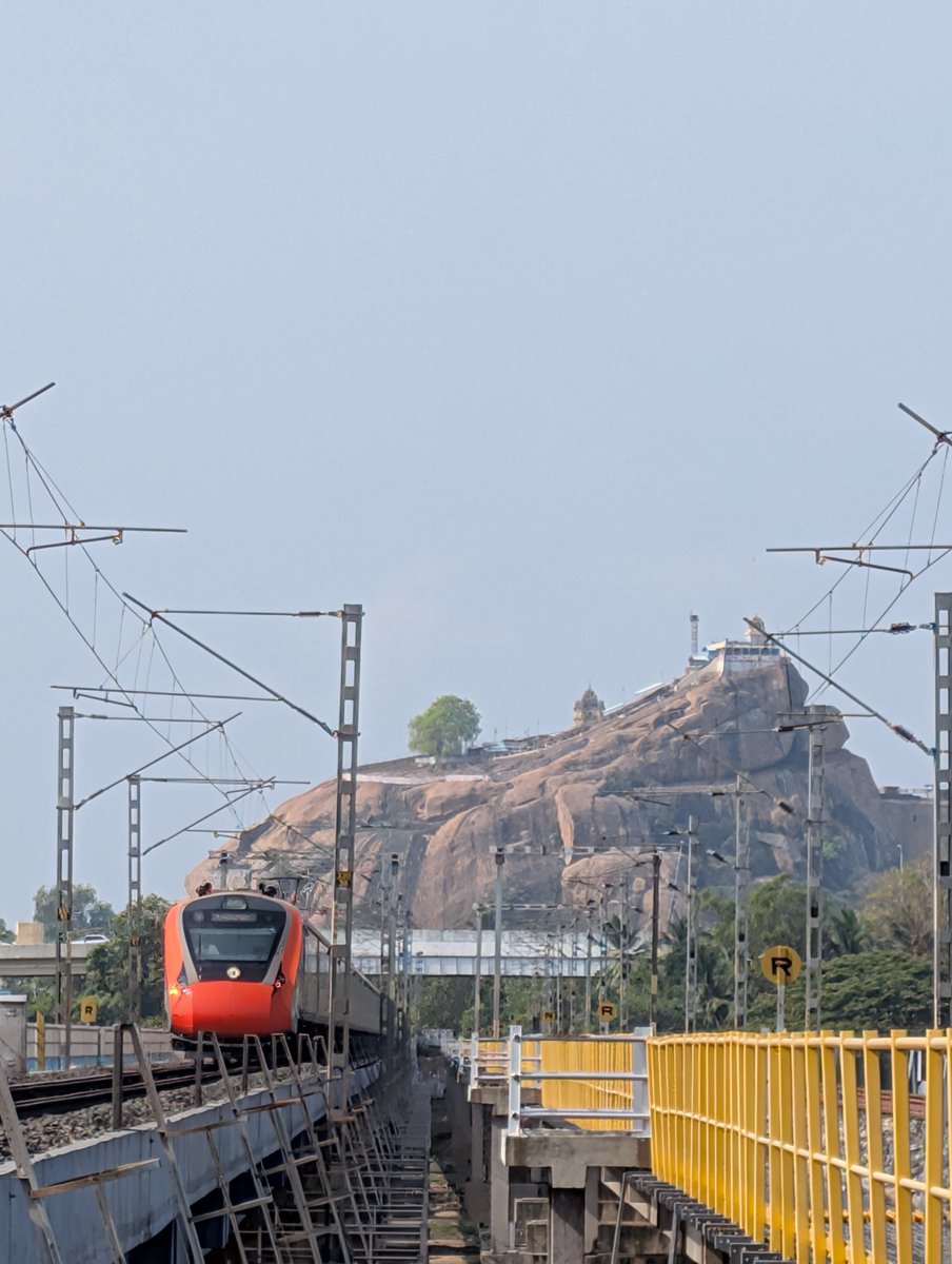 GMSRailway's tweet image. Gliding over the Kaveri with speed and elegance.

The Chennai Egmore – Nagercoil Vande Bharat Express captures a perfect blend of modern rail travel and timeless landscapes at Tiruchirappalli.

Redefining journeys with comfort, efficiency and scenic beauty.

#VandeBharat