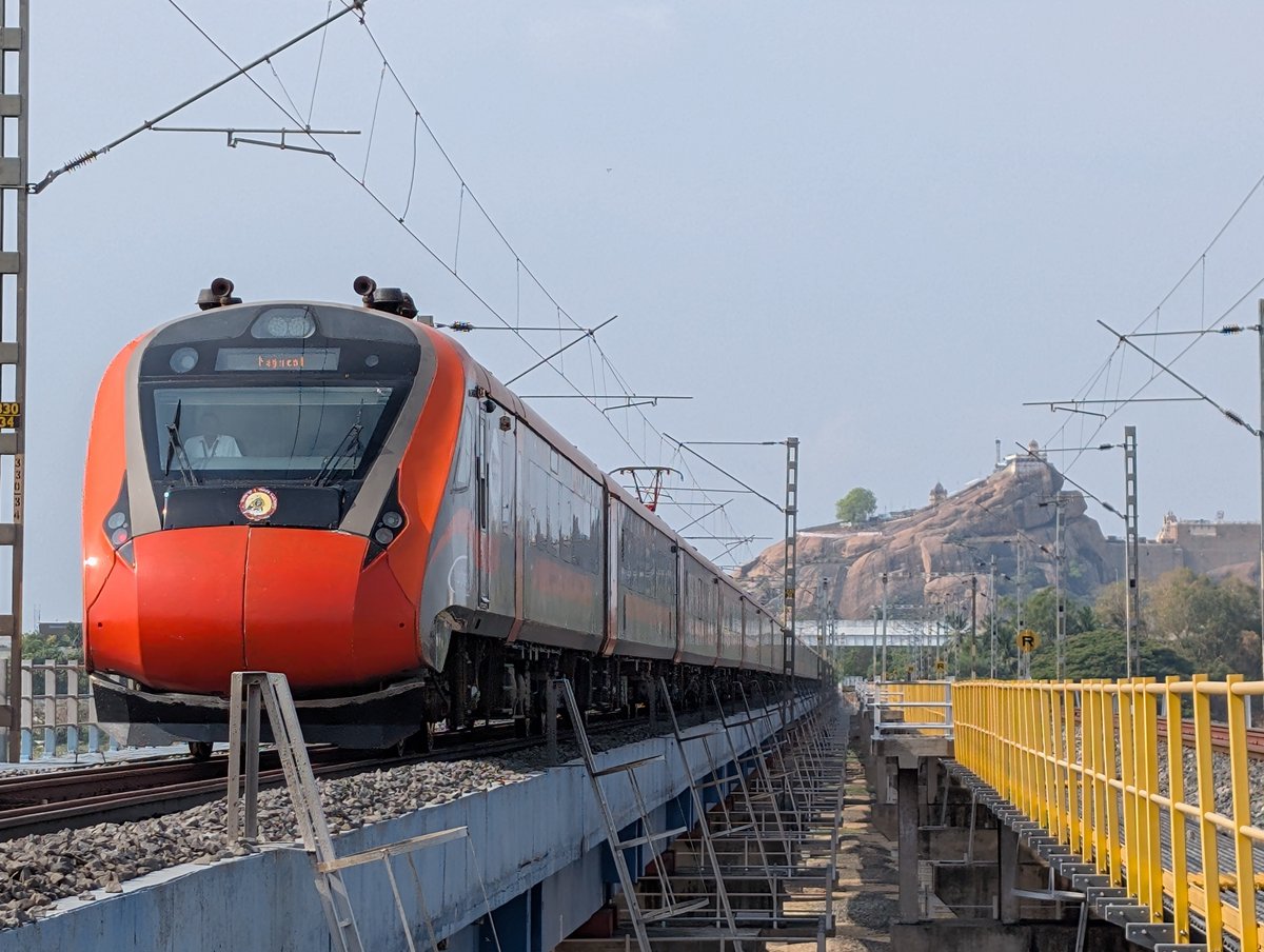 GMSRailway's tweet image. Gliding over the Kaveri with speed and elegance.

The Chennai Egmore – Nagercoil Vande Bharat Express captures a perfect blend of modern rail travel and timeless landscapes at Tiruchirappalli.

Redefining journeys with comfort, efficiency and scenic beauty.

#VandeBharat