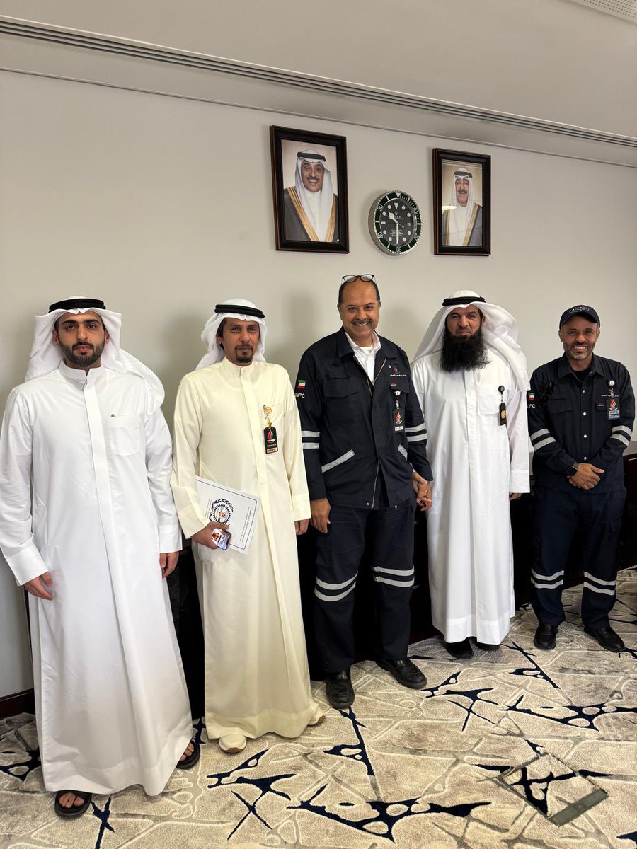 #القطاع_النفطي

بعد الإجتماع صباح اليوم مع مدير الأمن و الإطفاء

السيد/ مروان النصف 
ورئيس الفريق 
السيد / بدر الديحاني

وتم الإتفاق على سد الشواغر في قسم الإطفاء لدرجة ١٢-١٣.

وتم طرح بعض القضايا والإقتراحات التي تهم موظفين القسم وتصب في مصلحتهم .

ولايسعنا الا ان نبارك لإخواننا