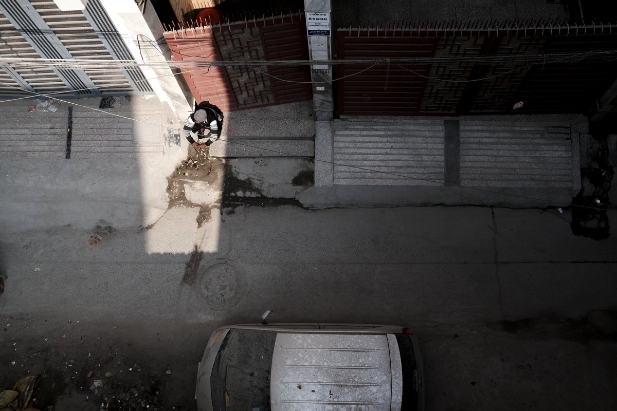 This winter, <a href="/hyderhabib/">hyder habib</a> and I roamed the streets of Jamia Nagar in Delhi documenting how the people of ghettoised neighbourhoods navigate scarcity of sunlight. A part of our project was carried by <a href="/TheIndiaForum/">The India Forum</a> as a photo essay. Link to the essay: theindiaforum.in/society/seekin…