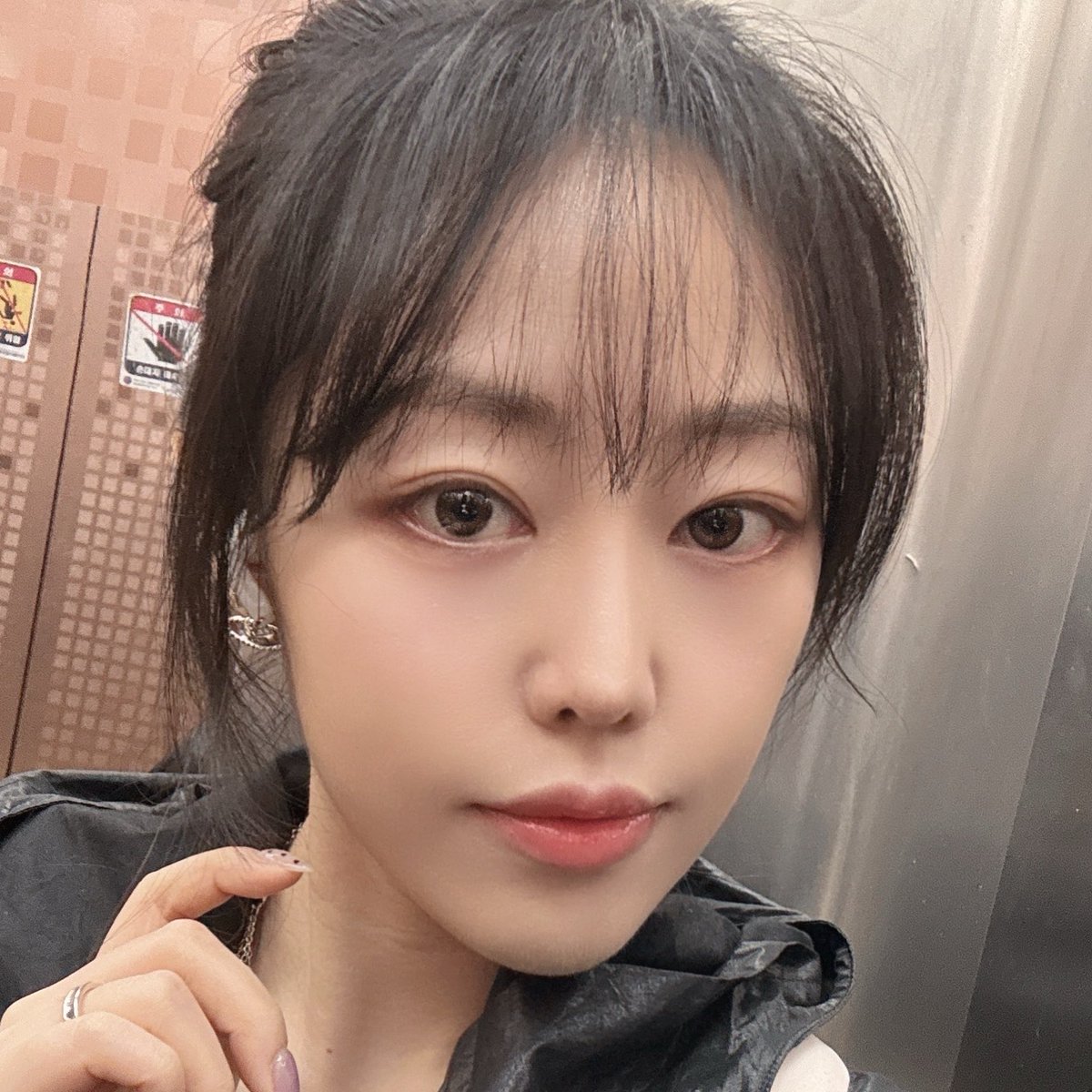 요즘 자주 쓰는 데일리 메이크업 템🩵

어뮤즈 세라믹 스킨 퍼펙터 쿠션 + 헤라 센슈얼 누드 글로스 란제리!
꾸안꾸 메이크업으로 완전 찰떡이야✨

특히 저 쿠션 얼굴을 도자기처럼 매끈하게 만들어줘서 어떤 피부 컨디션에도 부드럽게 발려💕💕 살짝 보송하게 마무리 되는데 건조하지 않아서