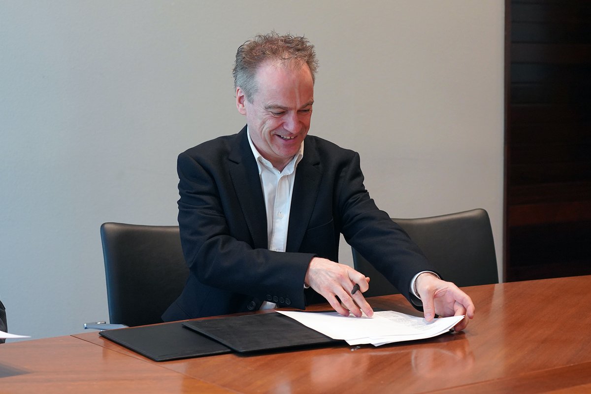 Liceu_cat's tweet photo. Jonathan Nott signa el seu contracte com a director musical del Gran Teatre del Liceu.

Inici formal d’una etapa que començarà la temporada 2026/27.

@ibermusica_es https://t.co/0MdTHWYsNz