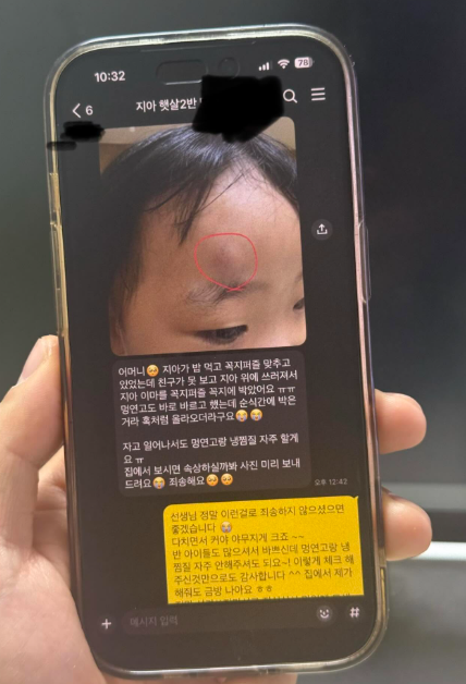 gyeon_baeg's tweet photo. 진짜 훈훈한 장면이다 ㅠㅠ 
진짜 어린이집 선생님들 고생 많이 하시더라 ...

아이의 엄마로서 
저렇게 이야기 하는 게 사실 쉽지 않은 일이다 
요즘은 진상 부리는 게 거의 당연 시 여겨지는 듯 하다 ..

어린이집 선생님들 정말 존경합니다 ..
그리고 너무 감사합니다 https://t.co/gEFxw7KkMe