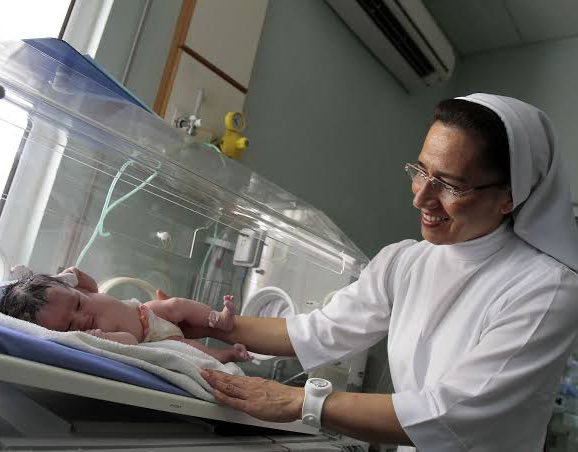 Catholic nuns played a vital role in shaping America’s early healthcare system by founding nearly 500 hospitals between 1866 and 1926.